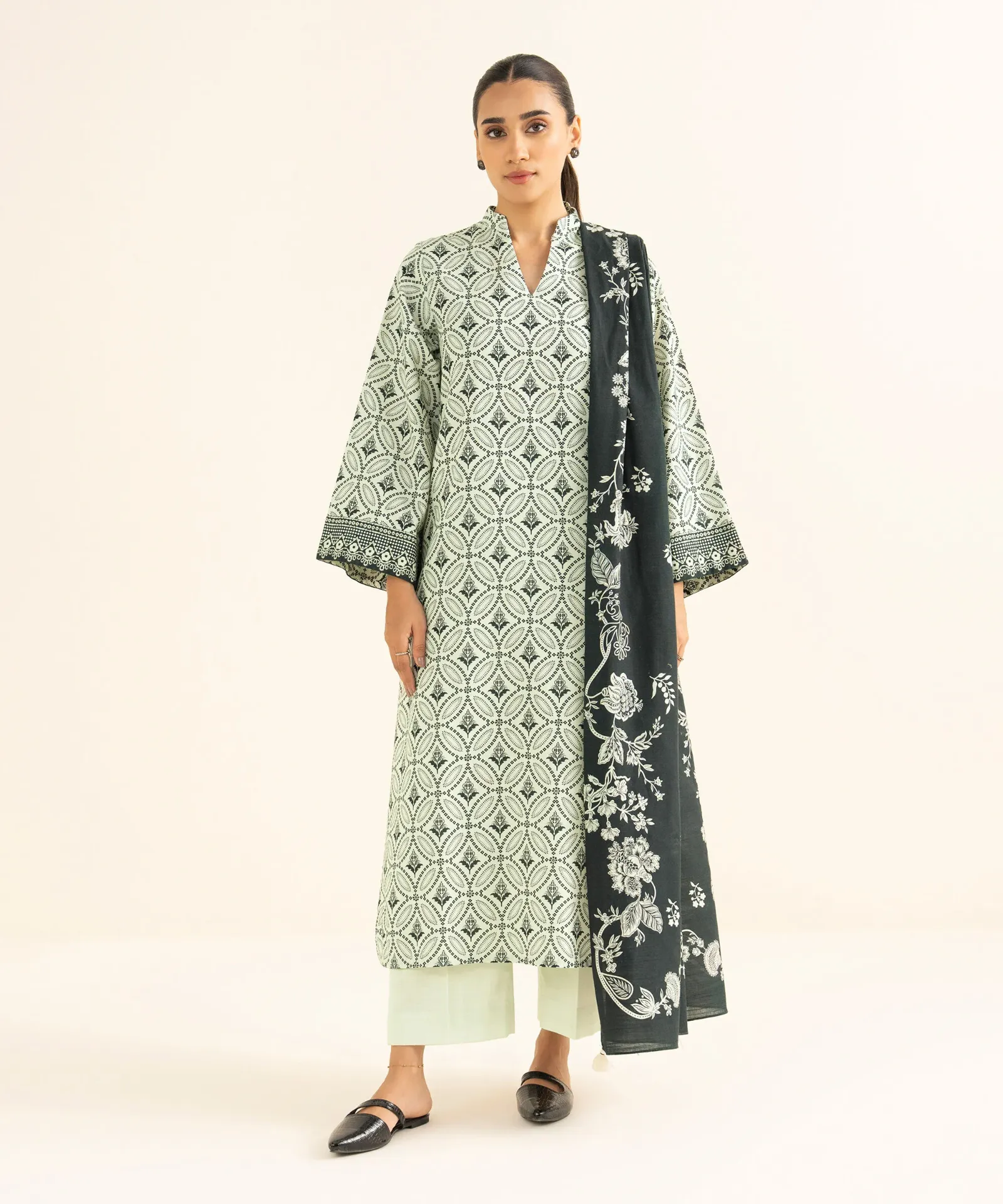 New Arrivals Unstitched SAPPHIRE LAWN 3-Piece Collection – Get up to 50% OFF! Only at the Brands Gala."